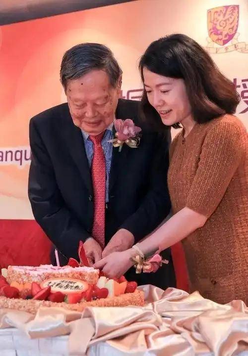 原创            一个贪财一个好色？杨振宁103岁生日照曝光，喊小54岁翁帆达令