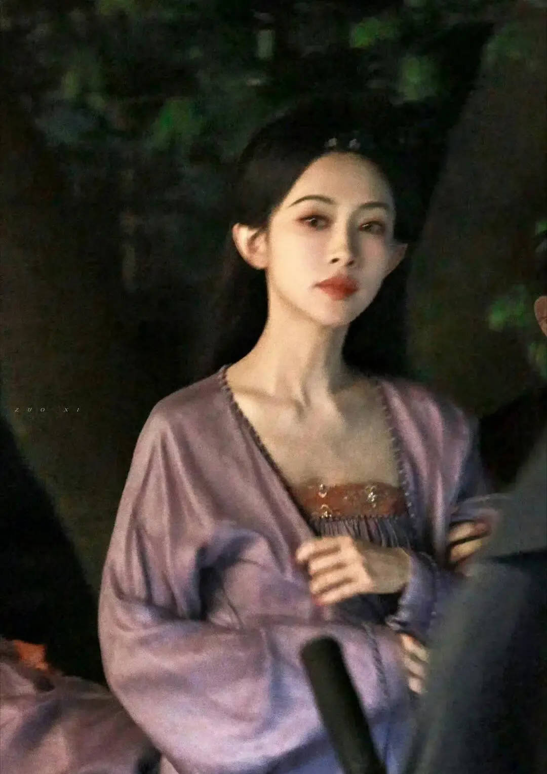 孟子义一身紫衣仙气飘飘 微微低头惹人怜爱