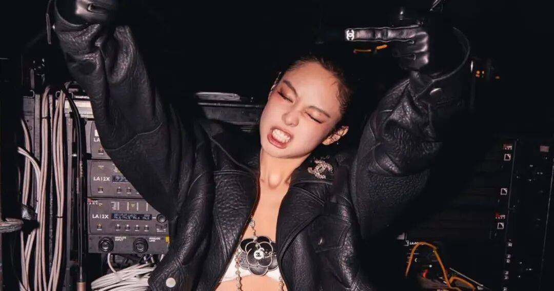 顶级女团成员演出态度遭海外网友吐槽：号称已登顶的偶像，她到底有什么毛病？简直令人难堪！