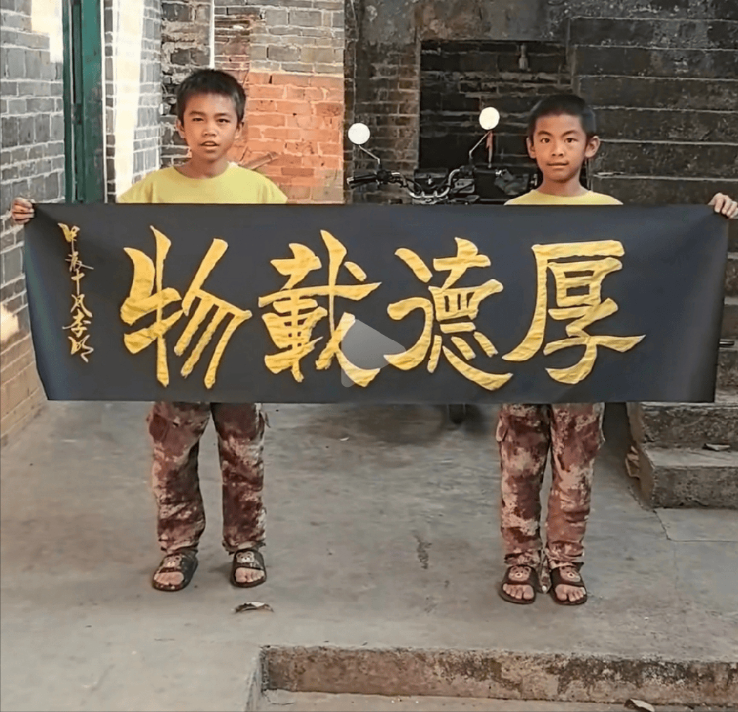 李明书法之辩，为啥普通人夸上天，书法家却集体泼冷水？