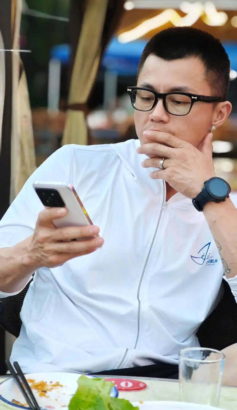 网传知名车评人陈震驾驶劳斯莱斯发生车祸 妻子回应：就当没事一样的