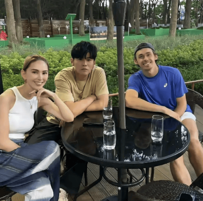 周杰伦夫妻现身上海大师赛观看比赛，32岁昆凌瘦脱相，看起来憔悴