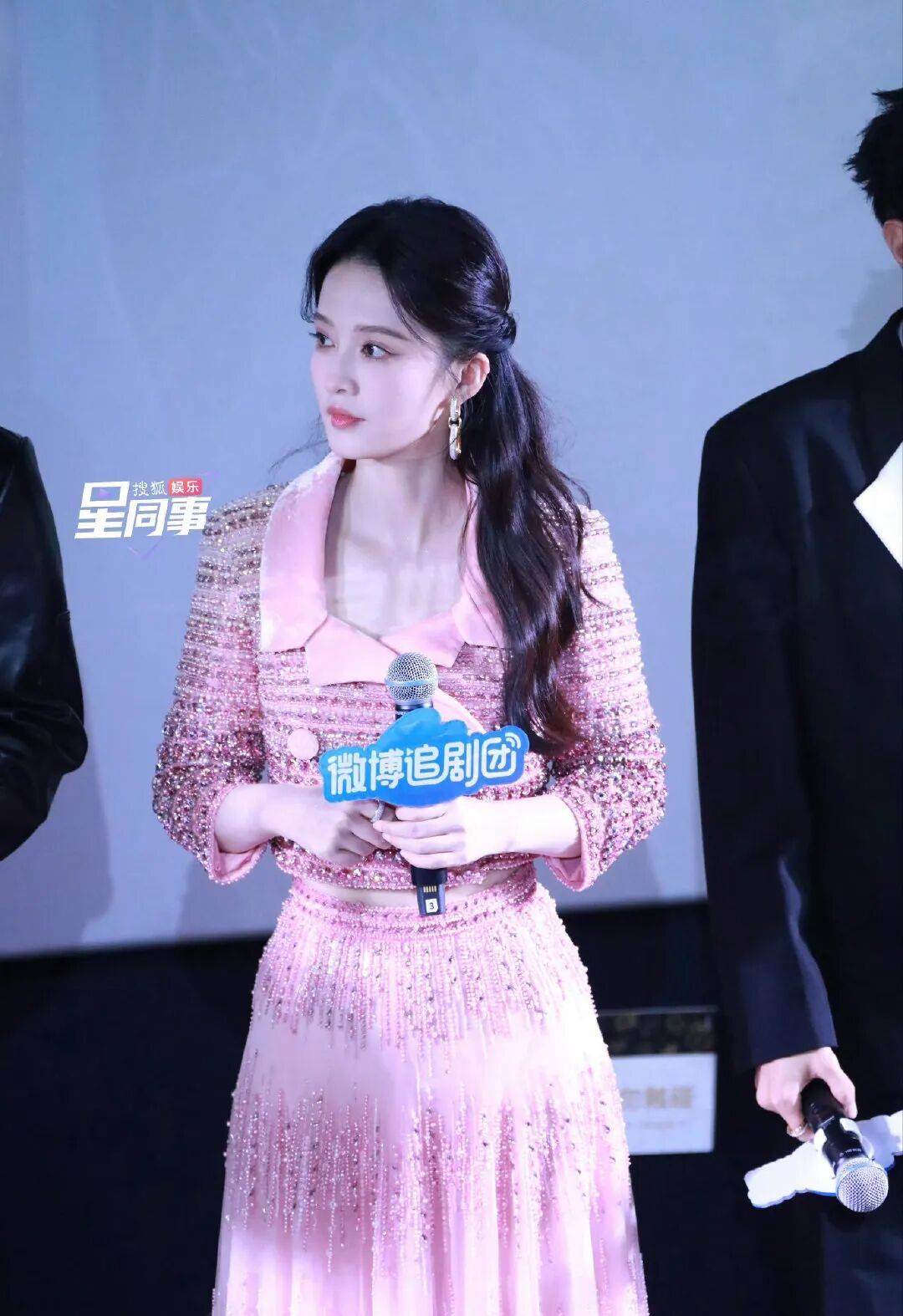 原创            李沁造型师上热搜后立马换衣服了！这位美女越素颜越惊艳