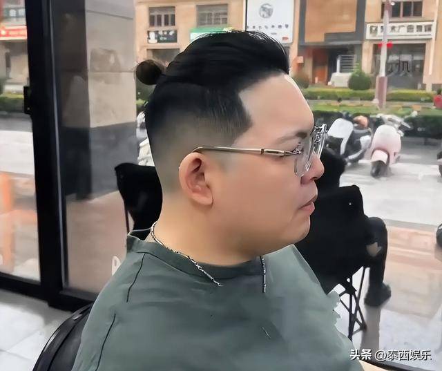 原创            向佑近照曝光！与好友聚会、瘦了好多，向太曾后悔惯坏小儿子