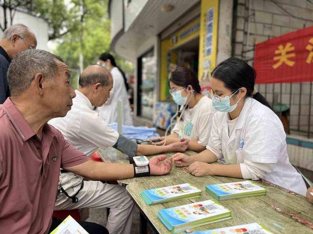 祁东：“全国高血压日”主题宣传活动进社区