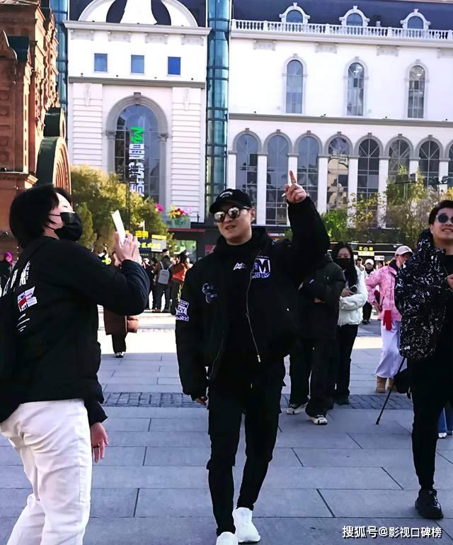 原创            汪峰现身哈尔滨大街，森林北没有跟随，穿搭风格没有变，身材显矮