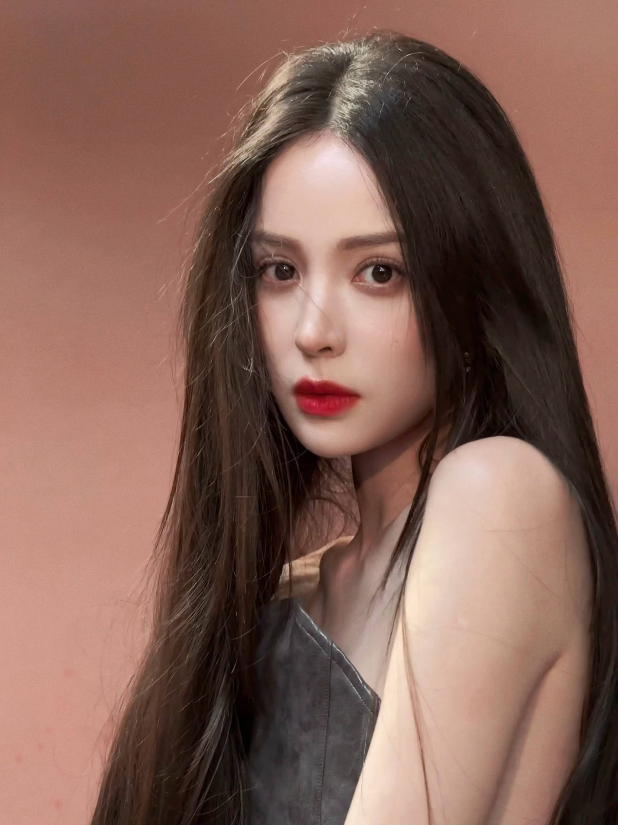 古力娜扎黑长直造型眼神冷艳 身披黑色羽毛气场全开