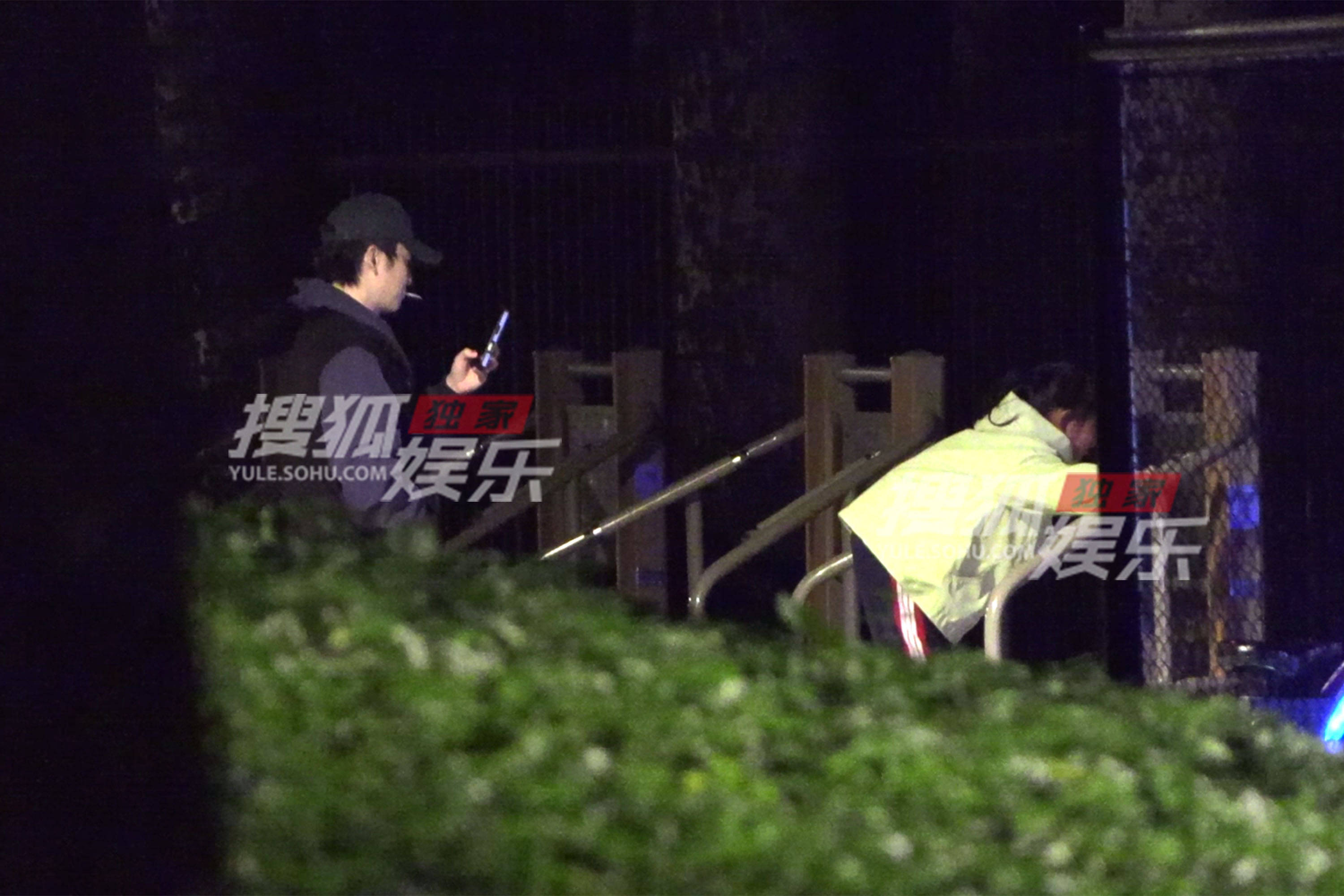 董子健带女儿去吃饭逛公园 父女俩甜蜜玩乐满满的温馨