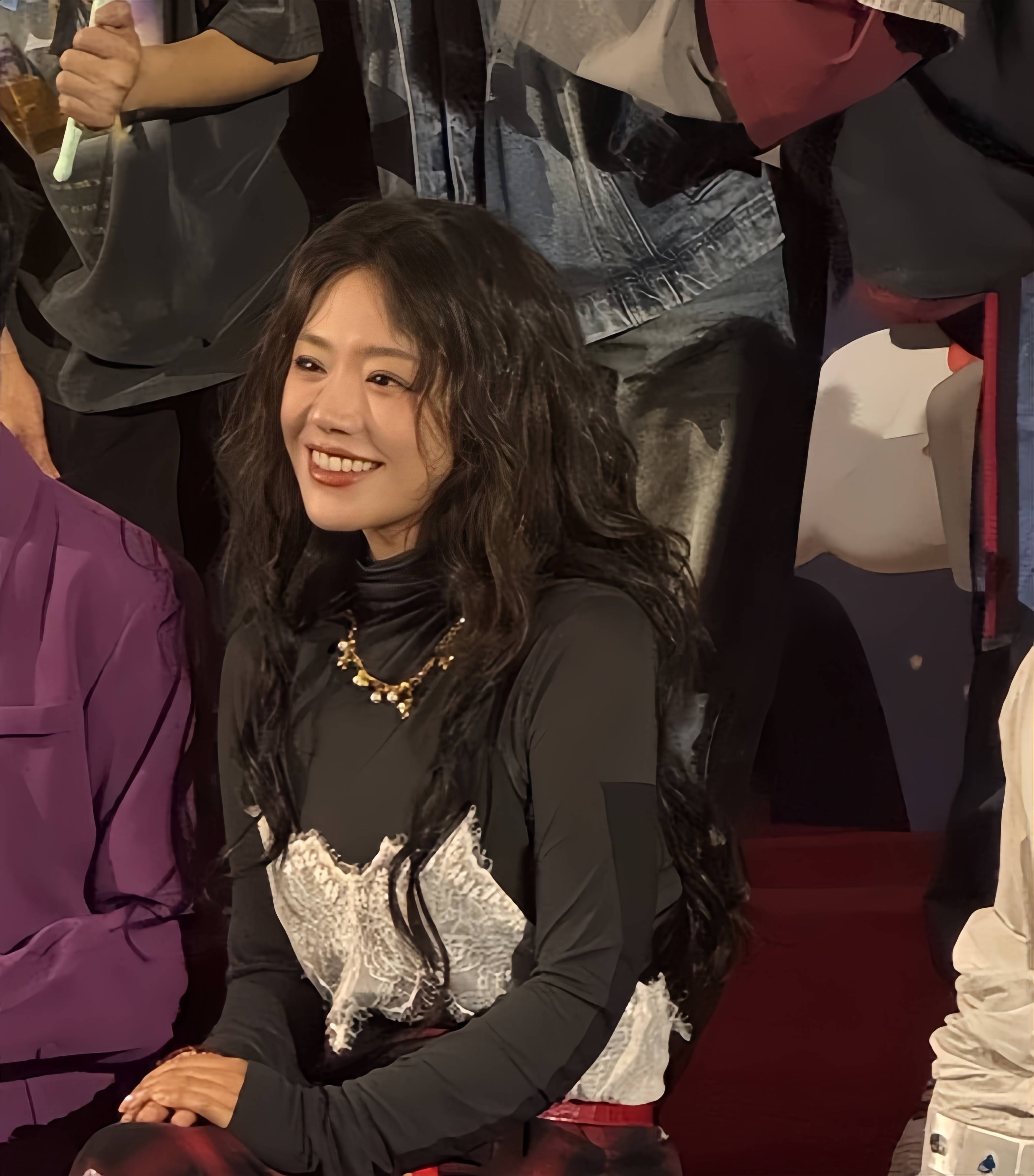 原创            《喜人2》发布会生图，马思纯脸肿，张维伊跪地，胡先煦咋瘦脱相