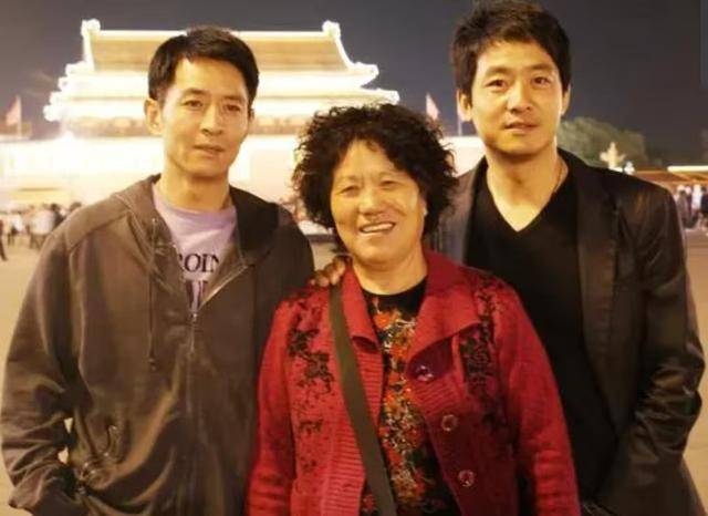 原创            郭晓东郭晓峰是亲兄弟，但看到两人的妻子后，审美差别还是挺大的