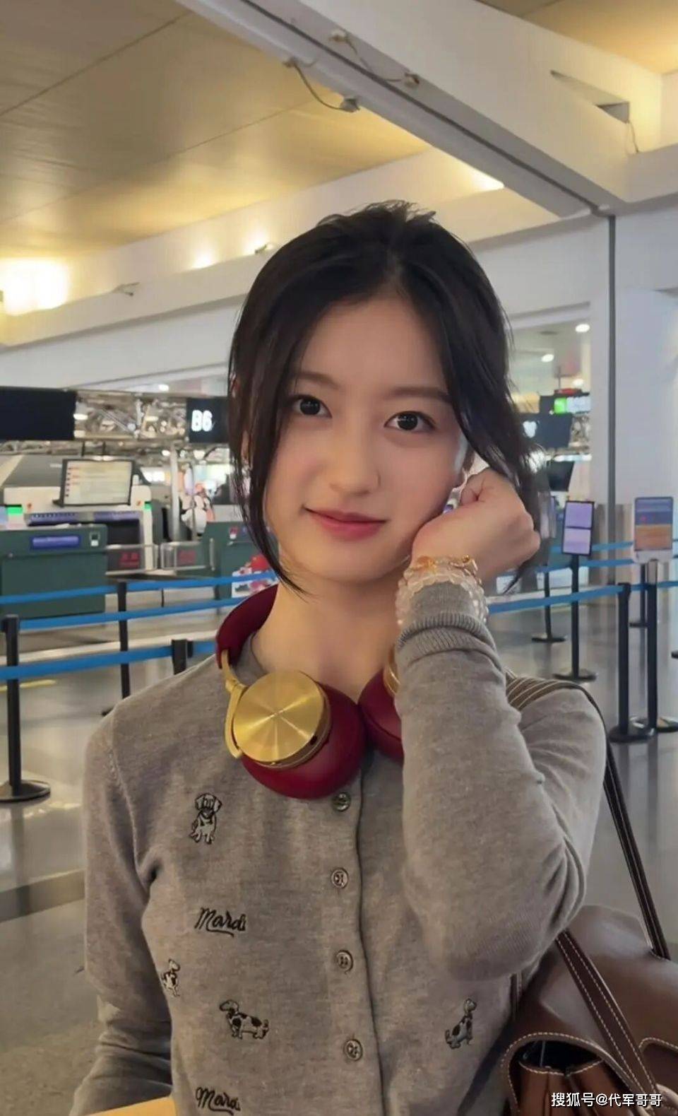 原创            15岁裴佳欣近照曝光！身高1米68亭亭玉立，长大后还是好漂亮