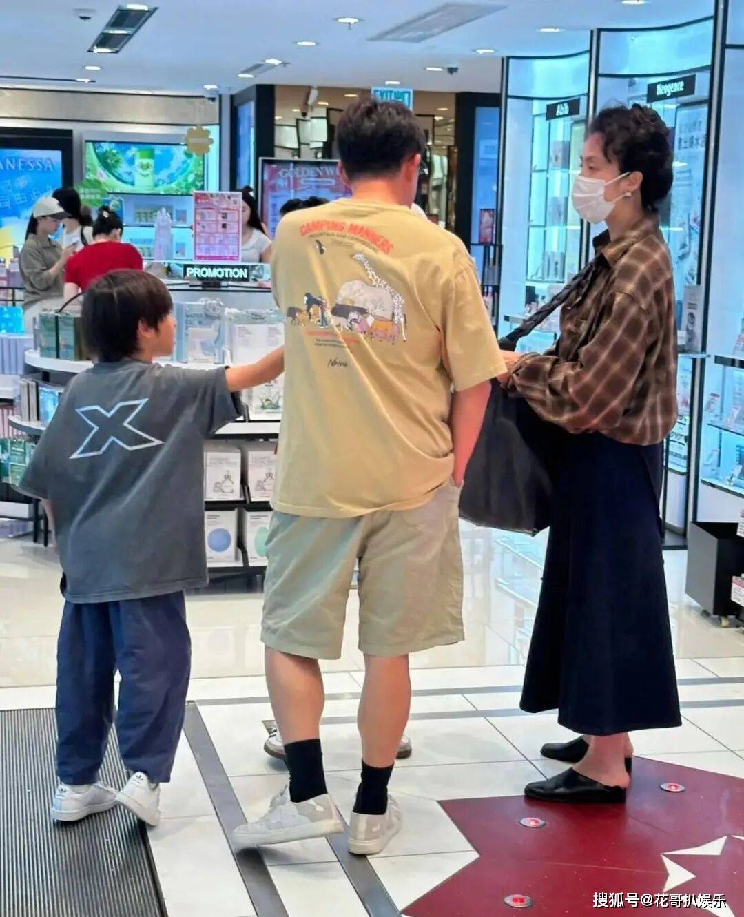 原创            黄磊与家人出游，亲密互动展现家庭和睦，新综艺卖惨博同情惹争议