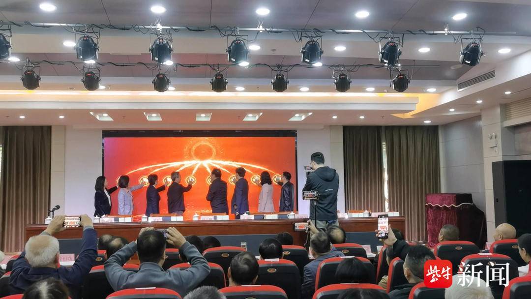 “重阳厚礼”守护银龄暖意浓镇江《老年人权益保障实用指南》新书首发