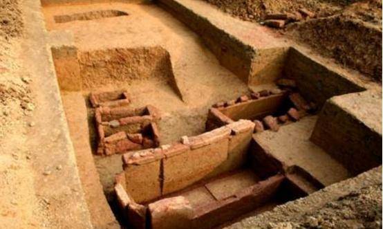 小土岗下面的藏着大宝藏，玉器，宝石一大堆，挖掘现场众人激动