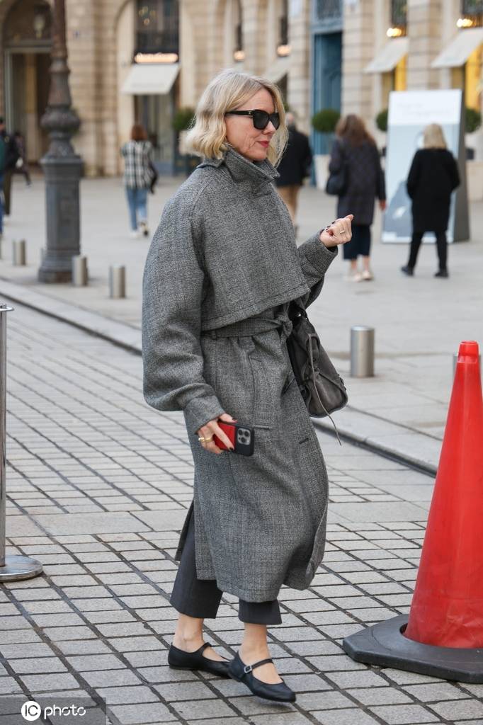 娜奥米·沃茨巴黎旺多姆广场优雅漫步 灰色大衣时尚大气