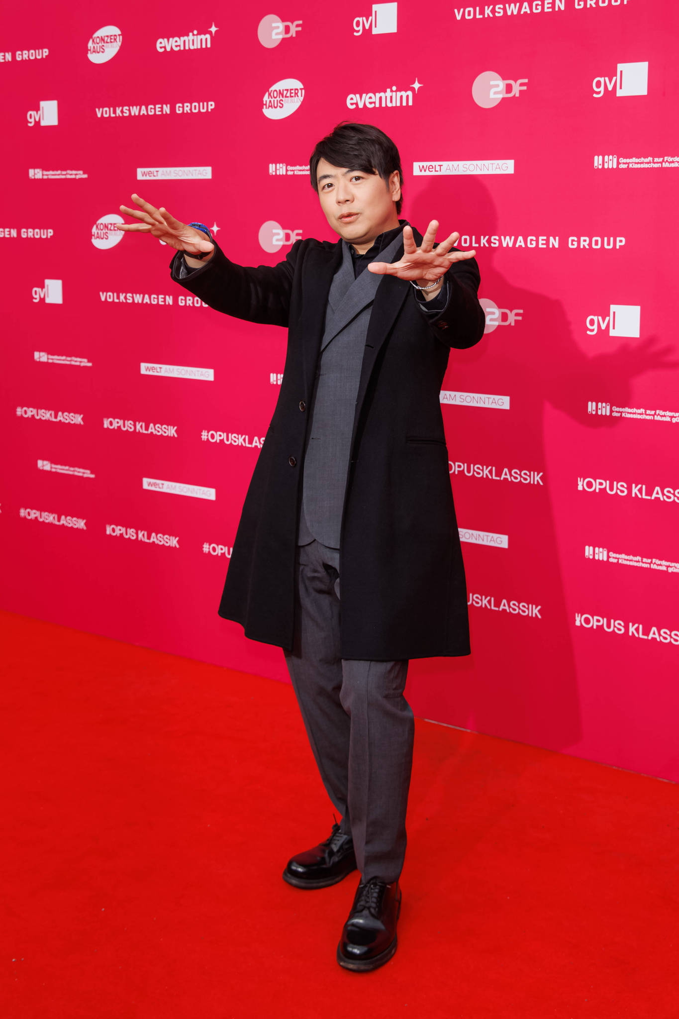 郎朗出席德国古典音乐奖颁奖典礼 面对镜头搞怪摆拍