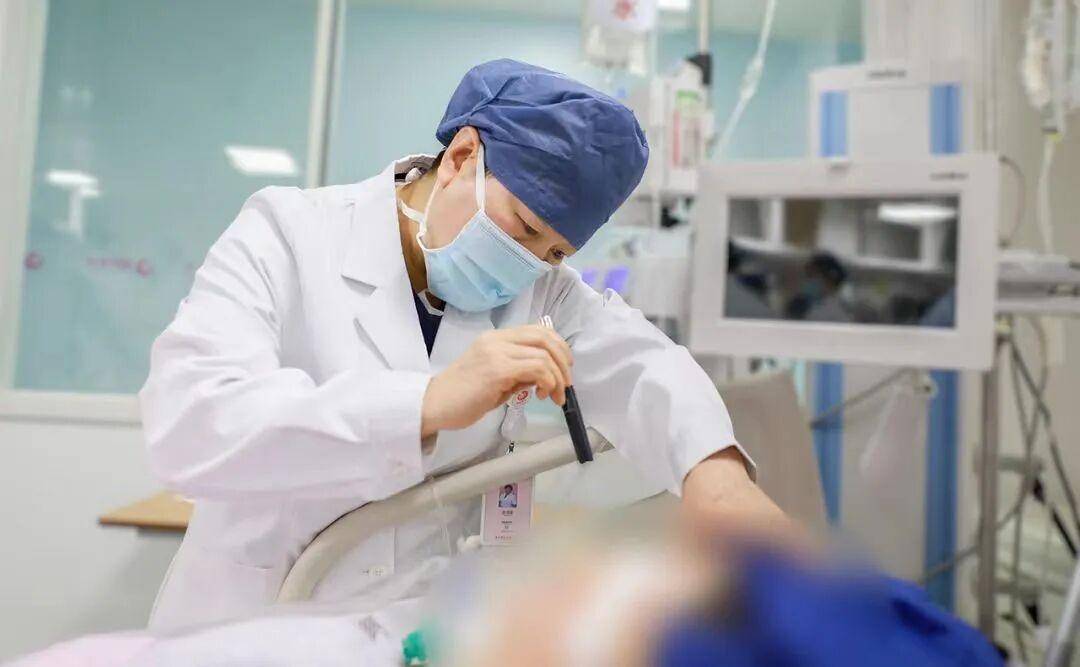 秋冬感冒频发 女子连吃5次退烧药险丧命医生：不当服用可能威胁生命