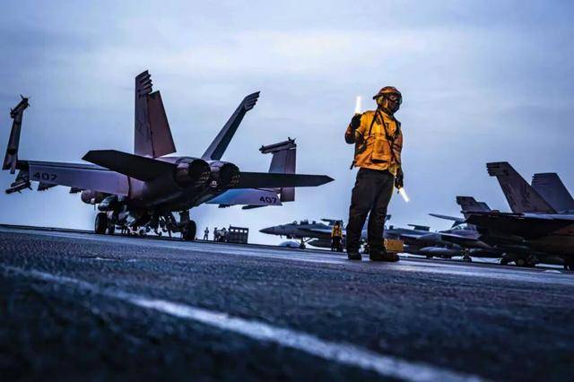 美航母摔飞机是“电磁攻击”？中国军号回应：你评书听多了