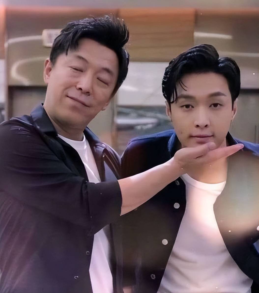 原创            一石激起千层浪!张艺兴再破天花板,仅用一招就“逆风翻盘”