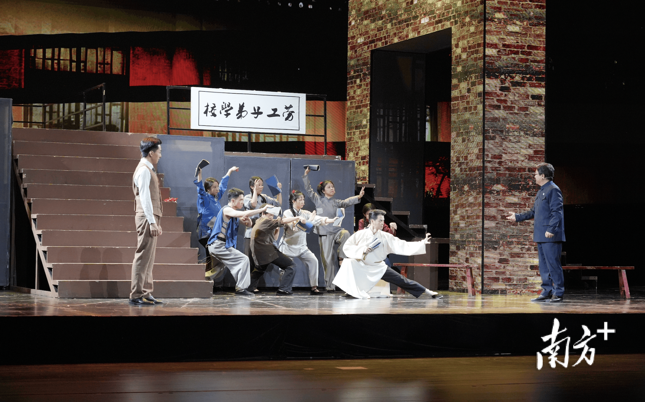 话剧《先锋少年》来茂巡演，茂名青少年同上一堂艺术思政课