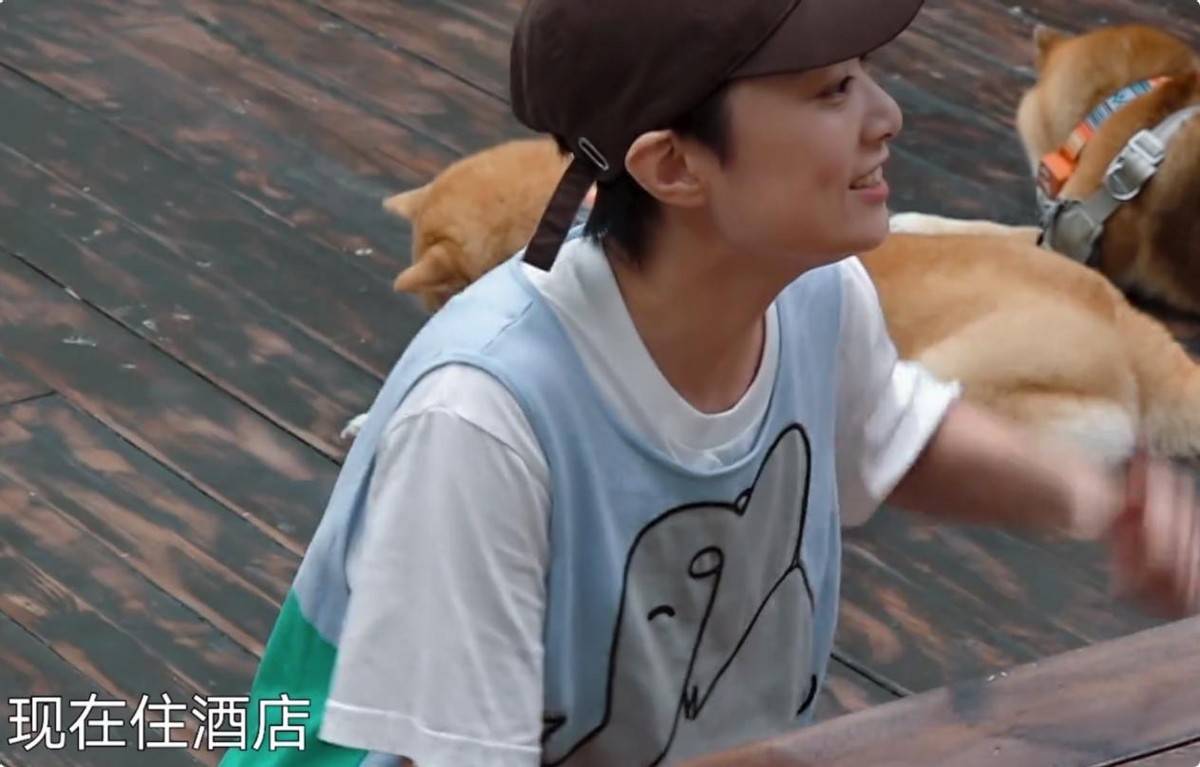 原创            《向往8》何炅惨成背景板，黄磊“旷工”，节目被两个外人抢风头