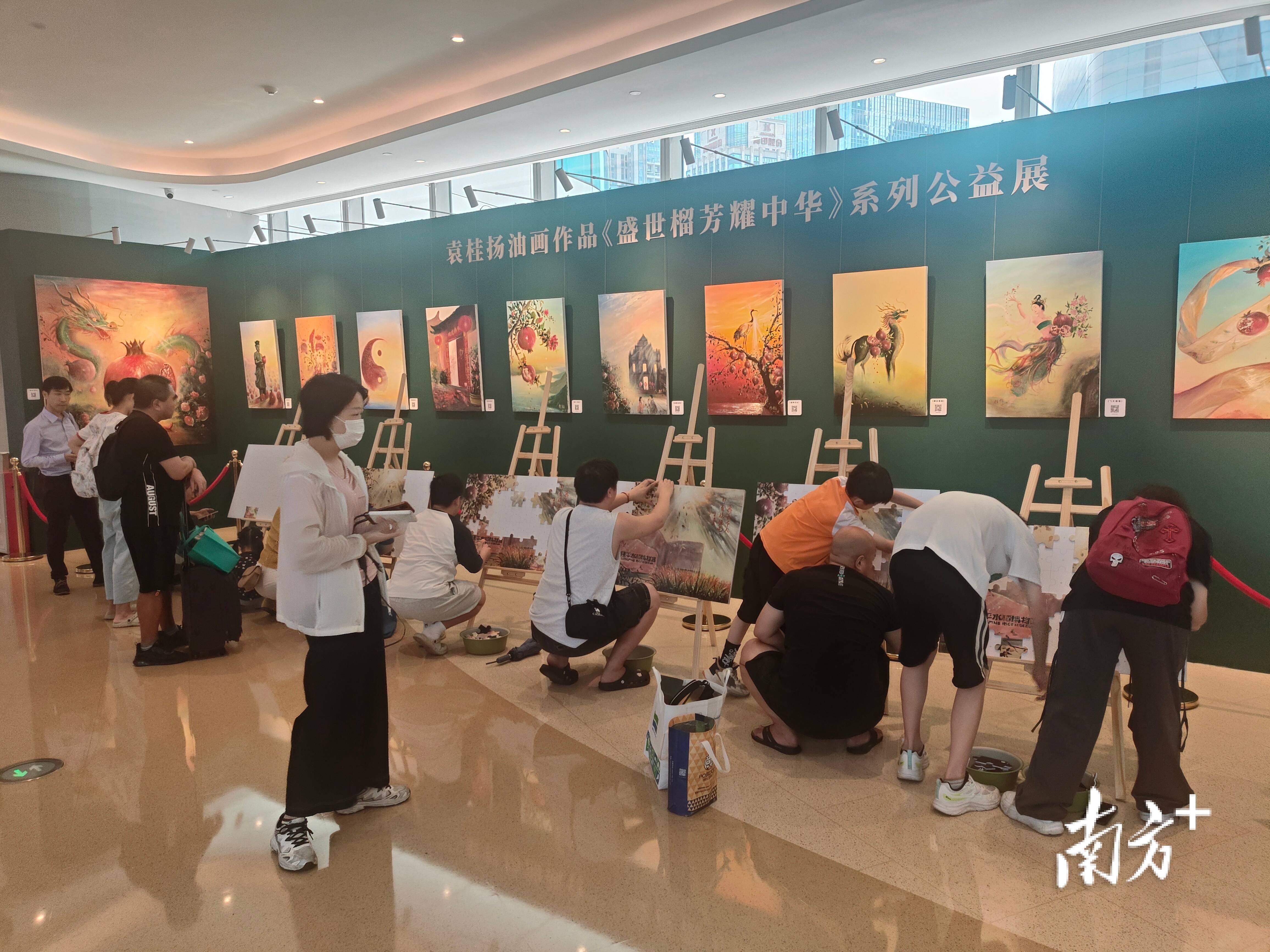 袁桂扬油画作品《盛世榴芳耀中华》系列公益展在广州举行