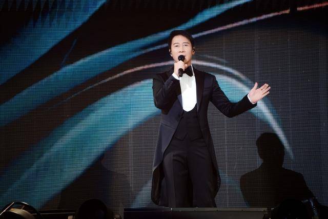 香港知名天王7岁女儿罕现身，其妻子目露凶光，因一事赶紧离场