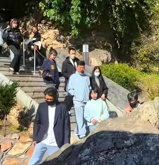 原创            辛柏青带17岁女儿寺庙祈福！父女俩一直牵着手，李乃文也陪着好友