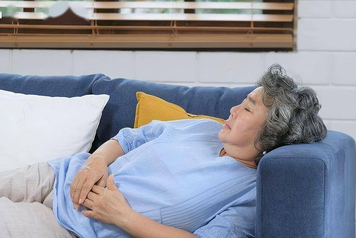 原创            医生调查揭示：糖尿病人饭后若立即躺平，半年内身体或将经历8大显著变化