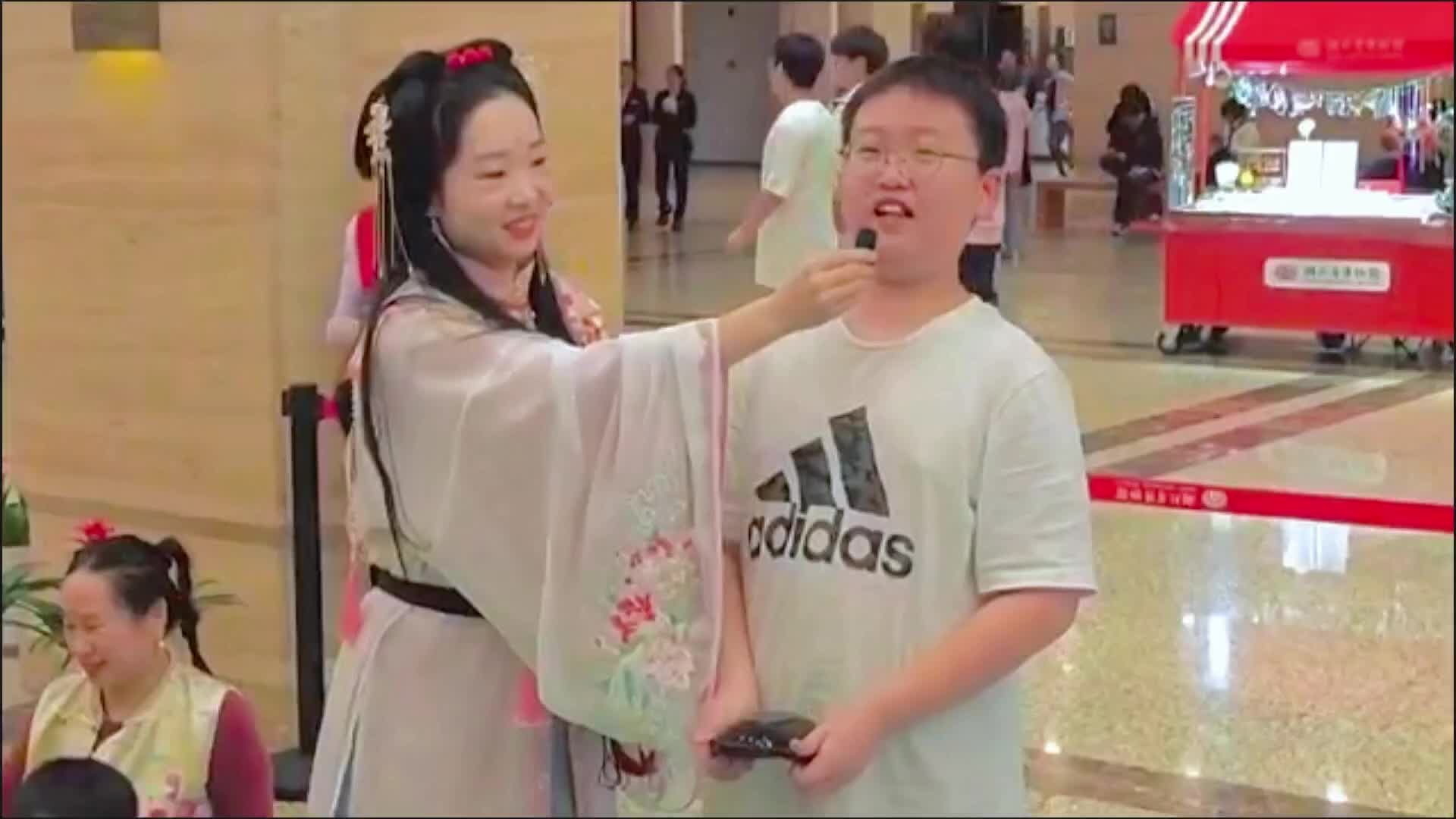 看编钟演奏、赏“天下第一剑”、体验真人全息舞台剧……外地游客直呼“在湖北省博物馆里玩了回穿越”