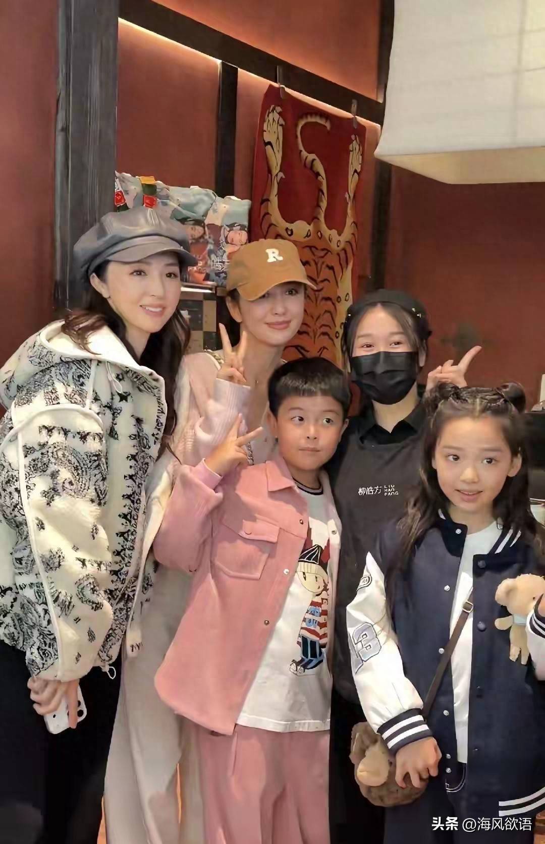 原创            合生汇偶遇佟丽娅董璇，带娃似一家四口，俩娃牵手互动萌化了