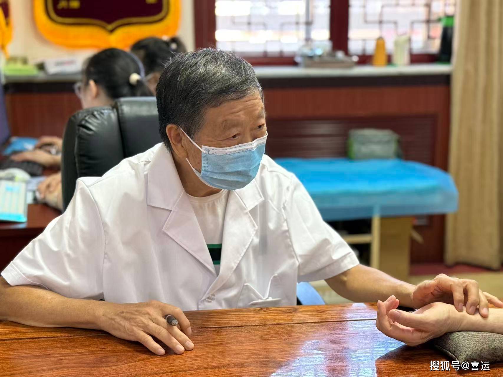 呼吸科专家张瑞利：爬楼气喘如登山？别总怪年纪大，可能是慢阻肺的“信号”