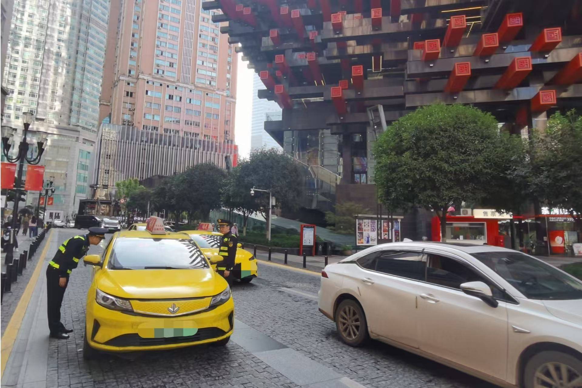 重庆查处交通运输违规220起 护航第十四届中国艺术节