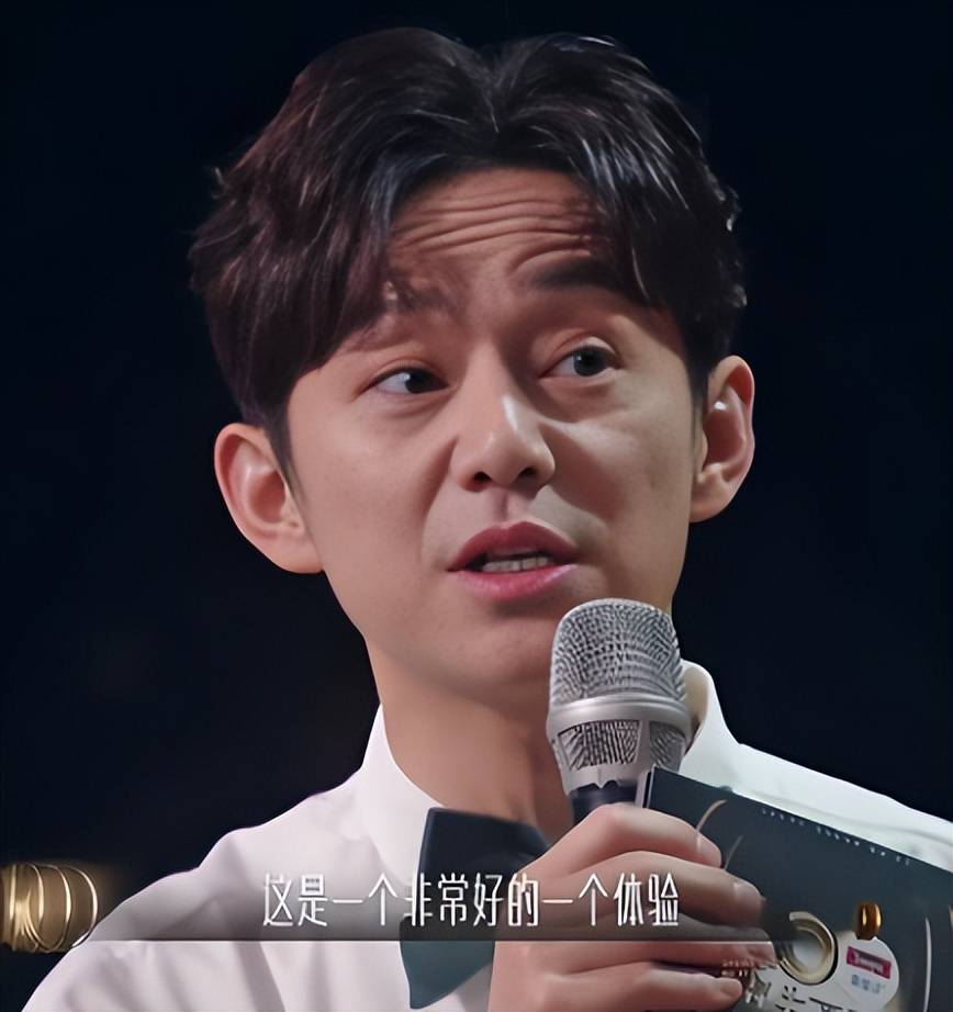 原创            52岁何炅：主持快本20年成青春回忆，单身和过亿身家却遭质疑不断