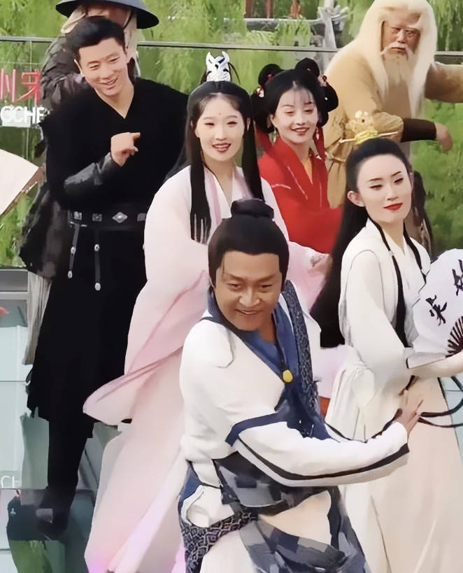 63岁马景涛新女友太炫，和各大明星合影好阔气，穿钻石T恤太耀眼