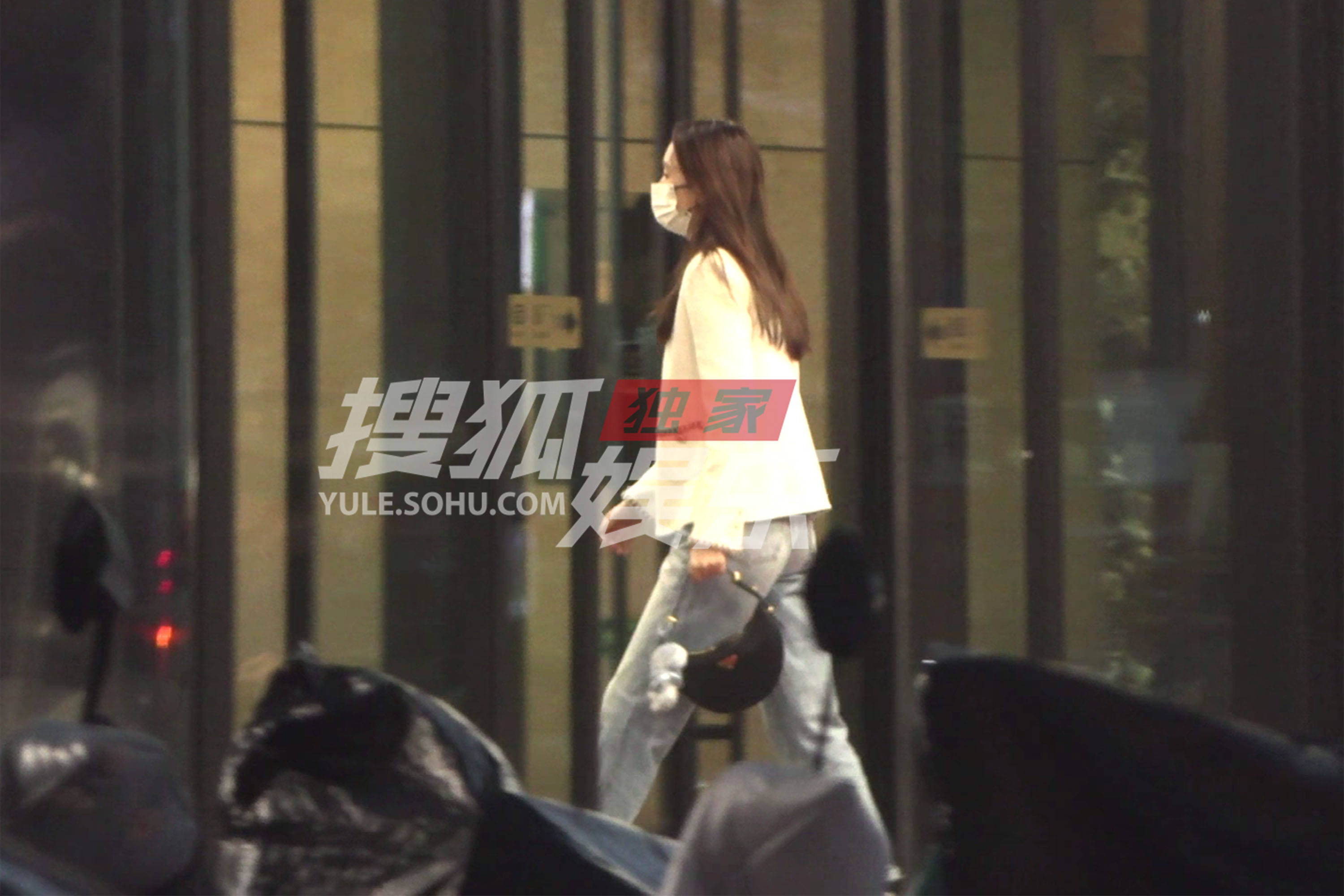 童瑶素颜逛街收获满满 扫货后聚餐笑容轻松