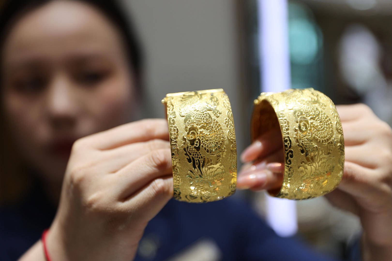 金价暴涨后又暴跌 探访金店：当天顾客寥寥 推出预定保价服务锁定价格