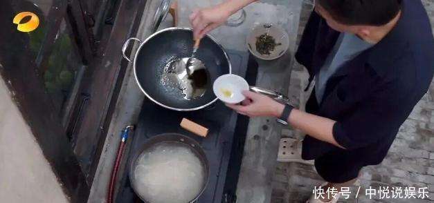 原创            55岁黄磊身体状况令人担忧，睡前佩戴呼吸机，曾被爆出心脏病问题