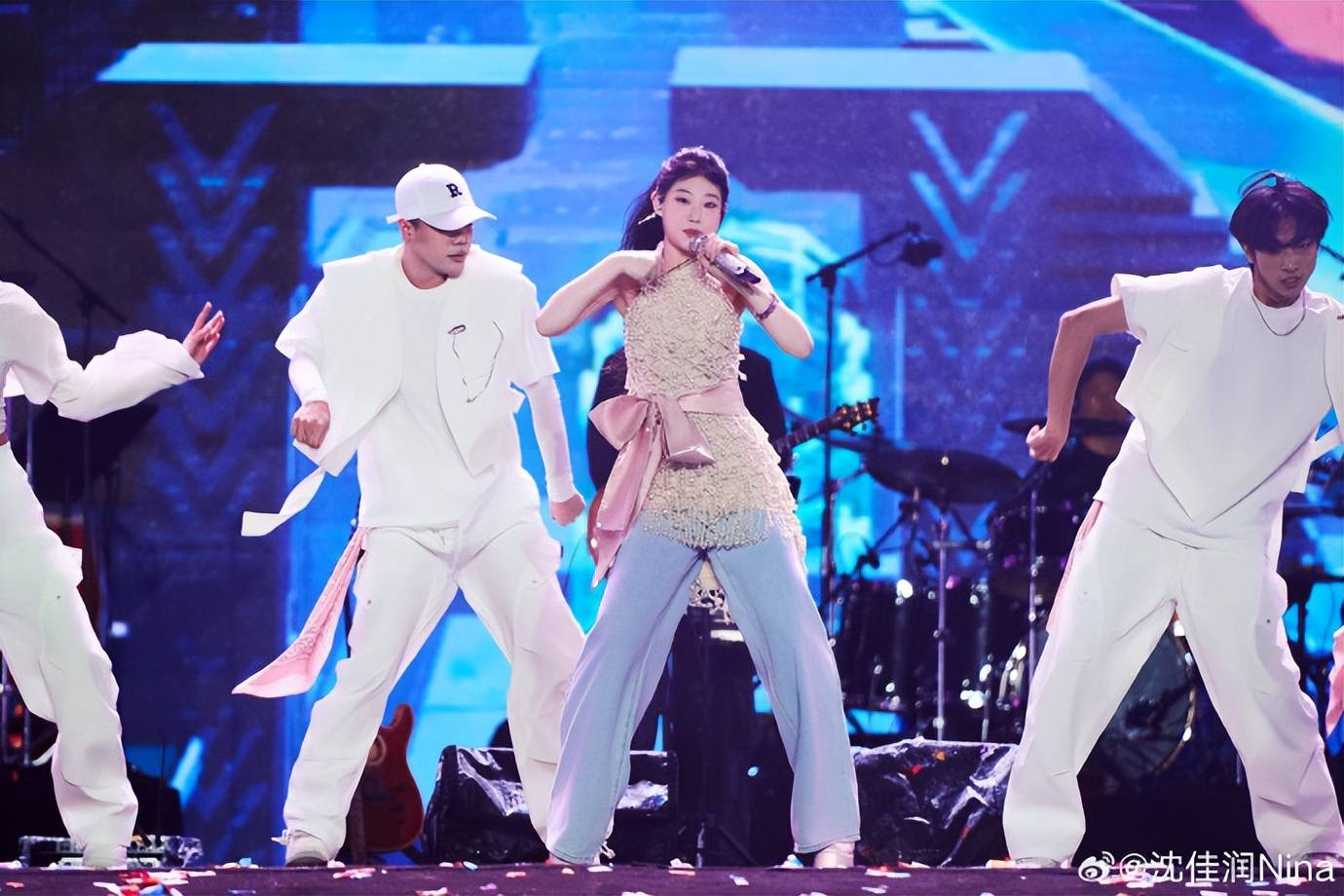 原创            小沈阳女儿音乐节slay全场！与爸爸卖萌超可爱，父女俩长成一张脸