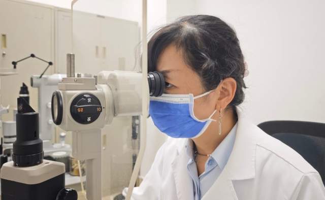 六旬婆婆误将青光眼当鼻炎，医生紧急手术挽回视力