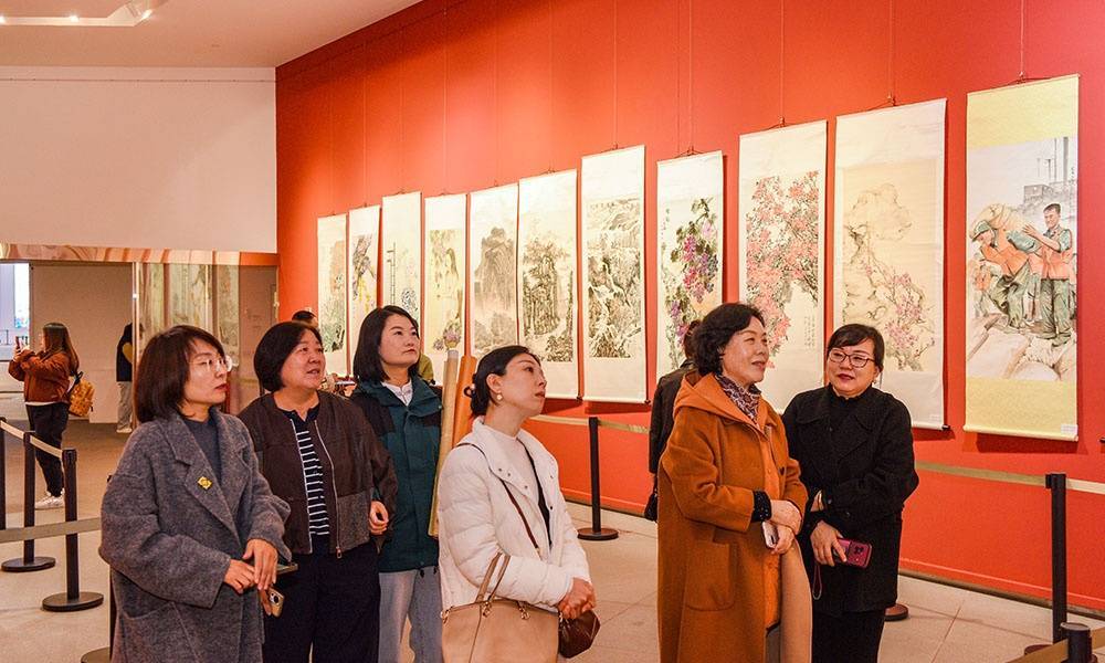 山西大同女画家笔墨丹青绘家乡