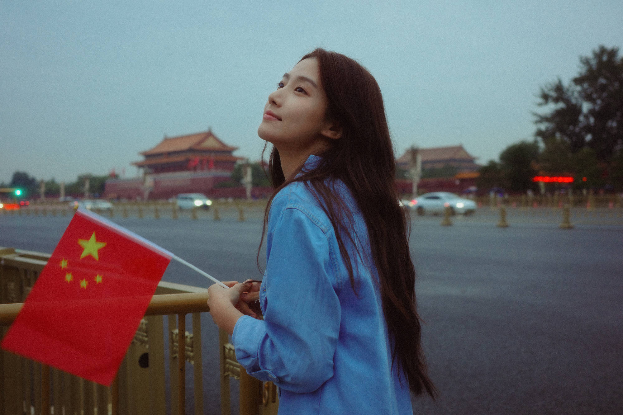 卢昱晓凌晨5点去天安门看升旗！拍照留念笑容明媚心情好