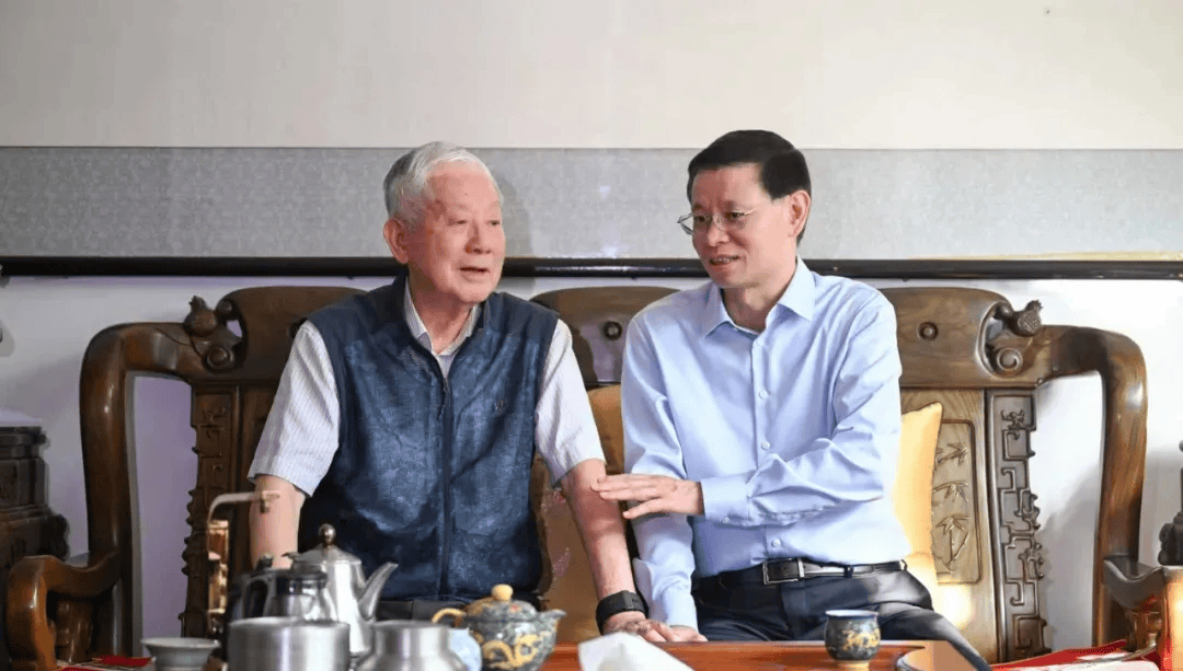 许昆林看望慰问正省级老同志