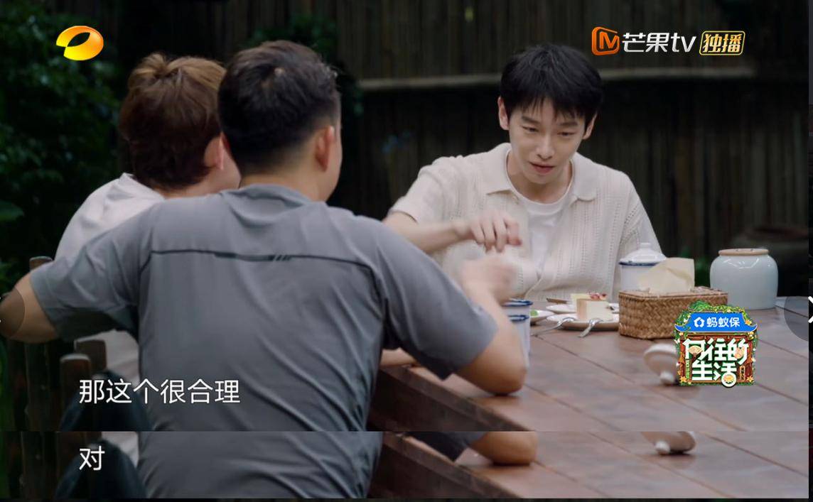 原创            偶像的力量：何炅3个字温暖了彭昱畅，一次弯腰影响了张艺兴一生