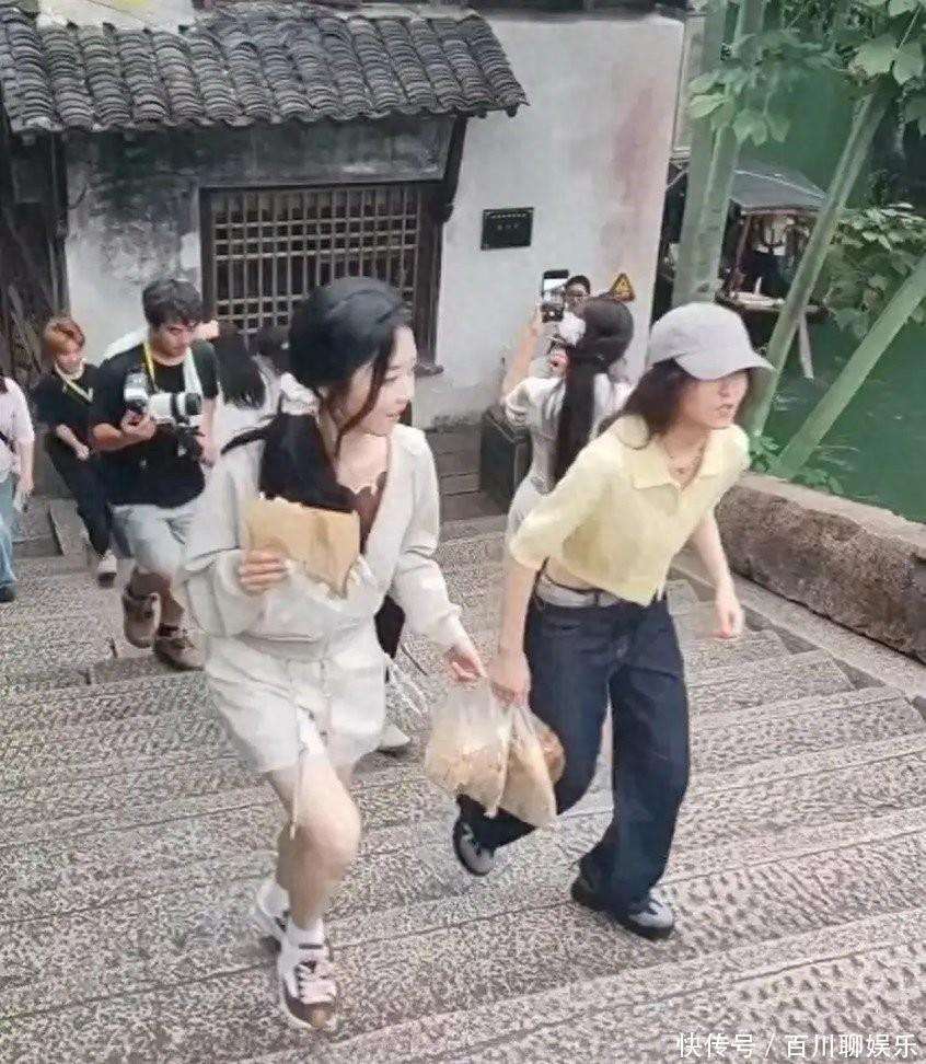 原创            在乌镇偶遇谭松韵张子枫：边吃边聊笑出声，友情太真了
