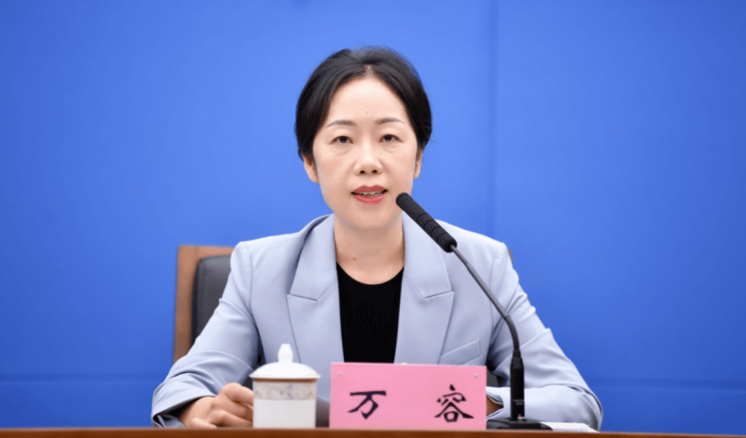 法学博士万容任荣昌区委书记，“网红书记”高洪波新职明确