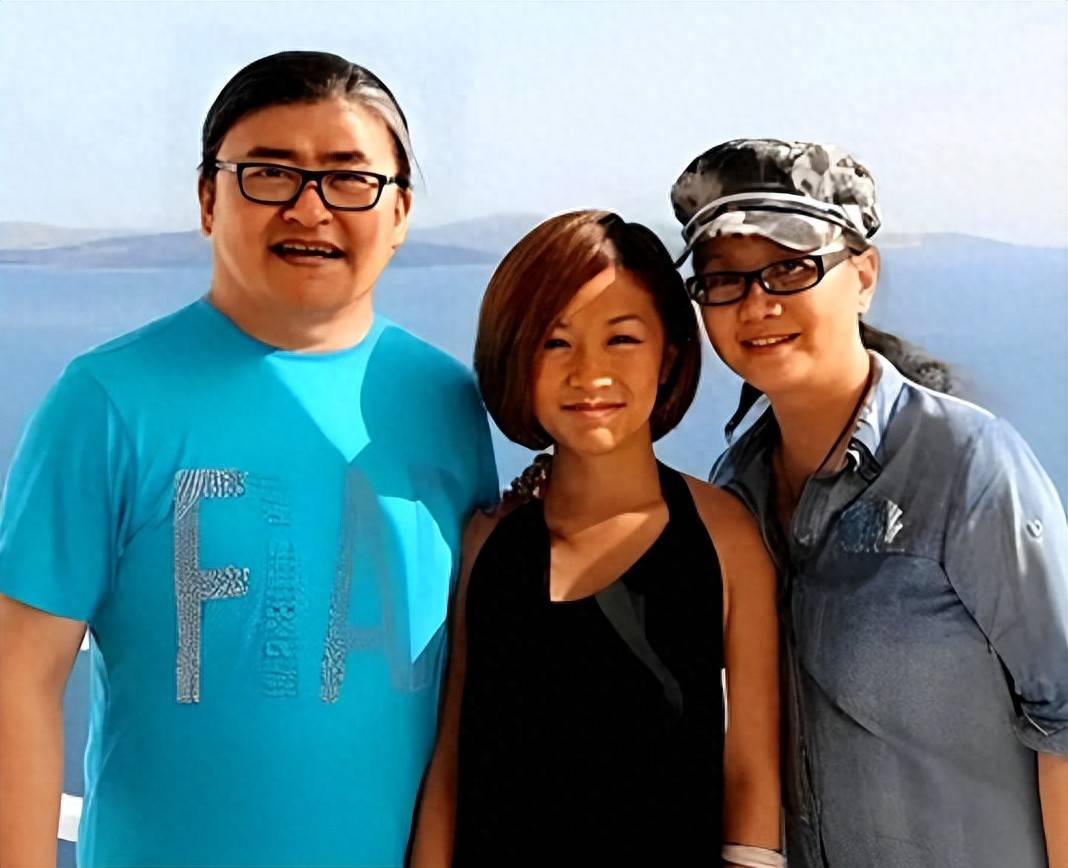 原创            刘欢33岁女儿结婚,婚礼现场画面流出,一头红发笑容灿烂!