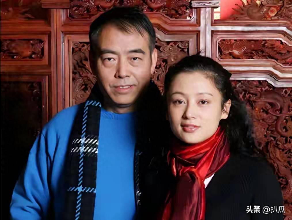 原创            56岁陈红近照认不出！站陈凯歌身边一样苍老，网友：不值得同情