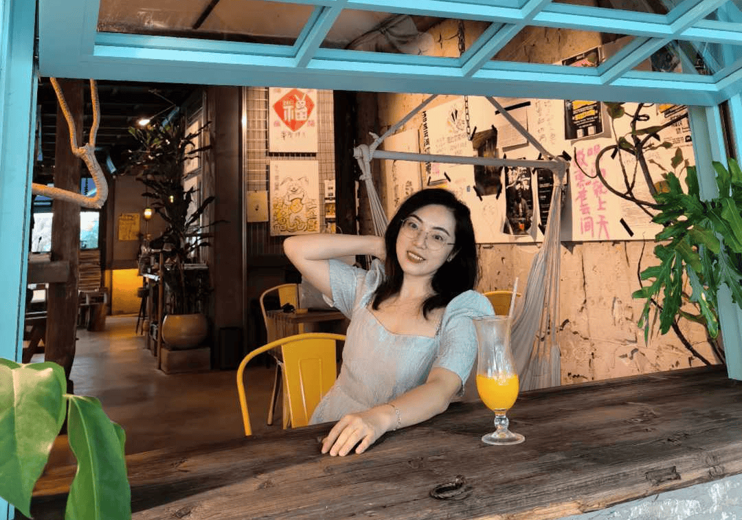 石闽红系著名画家石齐之孙女