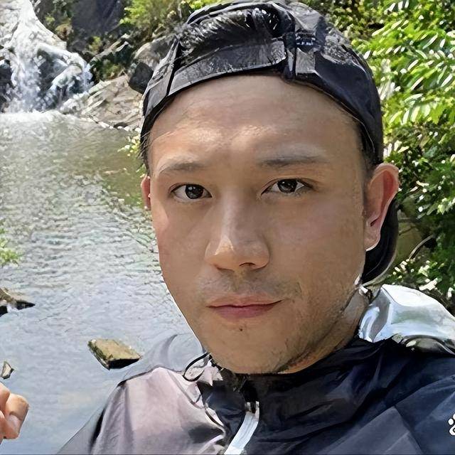 香港知名男星落魄6年,终获登台机会!却被嘲发型怪异,像戴假发